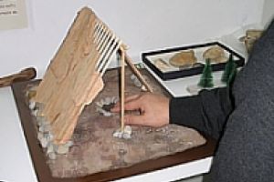 ricostruzione delle capanne inserite nel diorama sui neandertaliani.In questa scala il modello può essere agevolmente esplorato anche dall’interno
