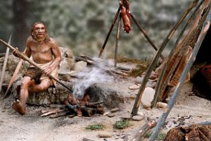  il neandertaliano “biondo” prepara la punta di una zagaglia sul fuoco