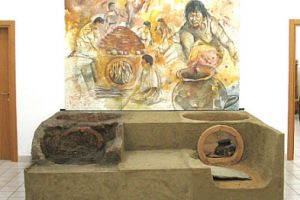  le fornaci da ceramica del Trebbio, VII sec aC: allestimento completo con il calco di una delle fornaci sul sito di scavo, la sua ricostruzione (a destra) e un grande pannello che illustra il loro utilizzo