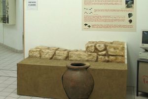  vaso interrato nell’abitato etrusco di Tizzano-Il Riolo: ricostruzione di muro a grandezza naturale