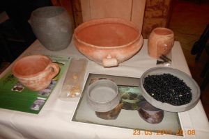 Ricostruzione dei vasi in argilla trovati presso lo scavo di Gorgo del Ciliegio