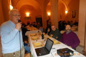 Gianpiero Laurenzi (vicepresidente CeSQ) e alcuni partecipanti alla cena a tema