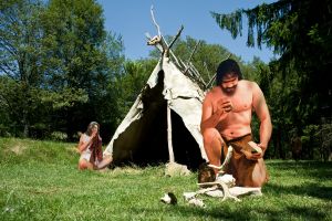  Veduta del Parco: ricostruzione di capanna e sagome di neandertaliani
